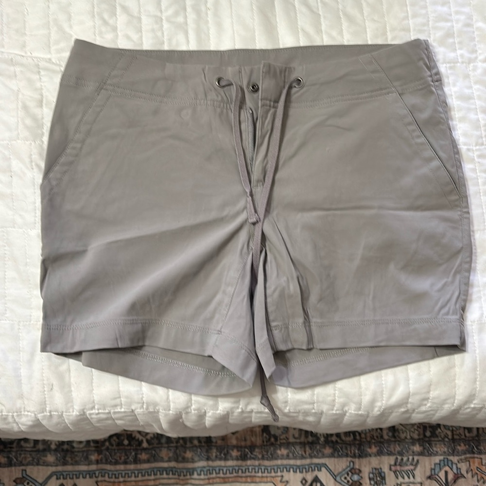 Women’s Columbia hiking shorts 5” inseam.